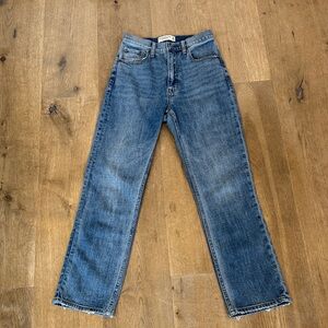 A&F the ankle straight ultra High Rise